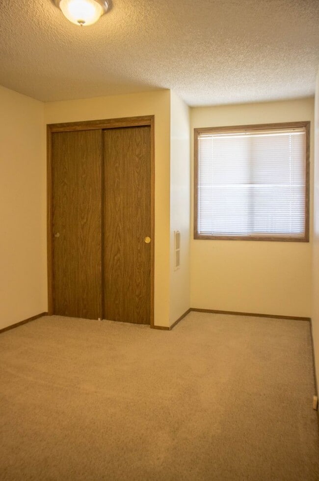 Building Photo - Riverside 408-410