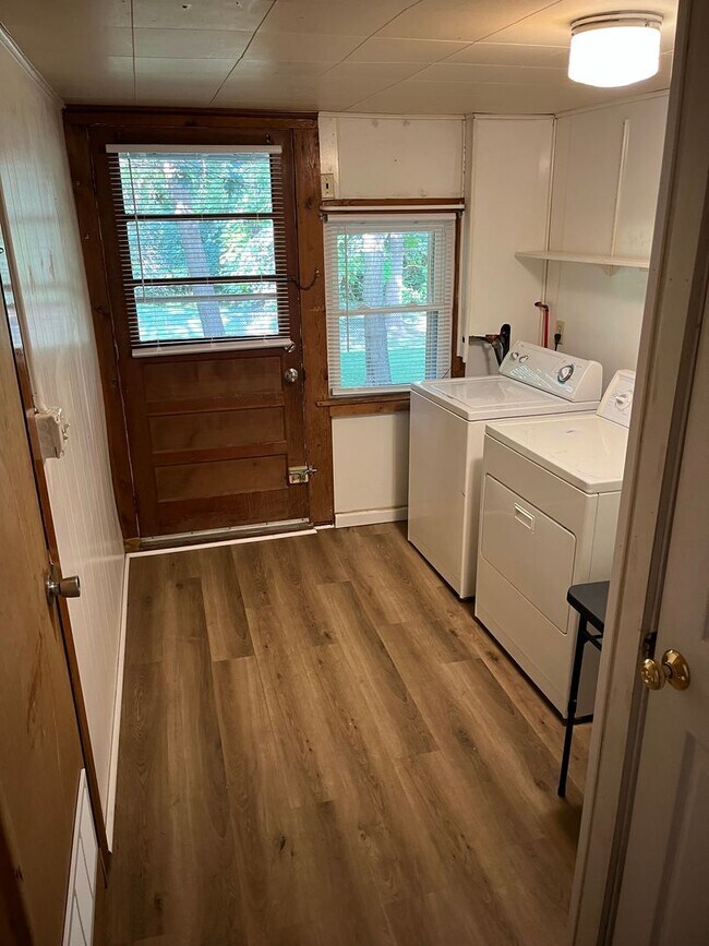 Building Photo - Spacious Two-Level Home with Dual Living A...