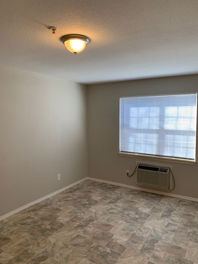 Building Photo - The ideal Crash Pad! Studio Apartment for ...