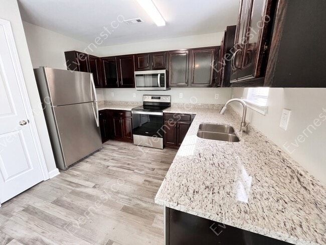 Building Photo - 4 Bed, 3 Bath Single Family Home with Garage Parking / Pet-Friendly / Vouchers Accepted / Availab...