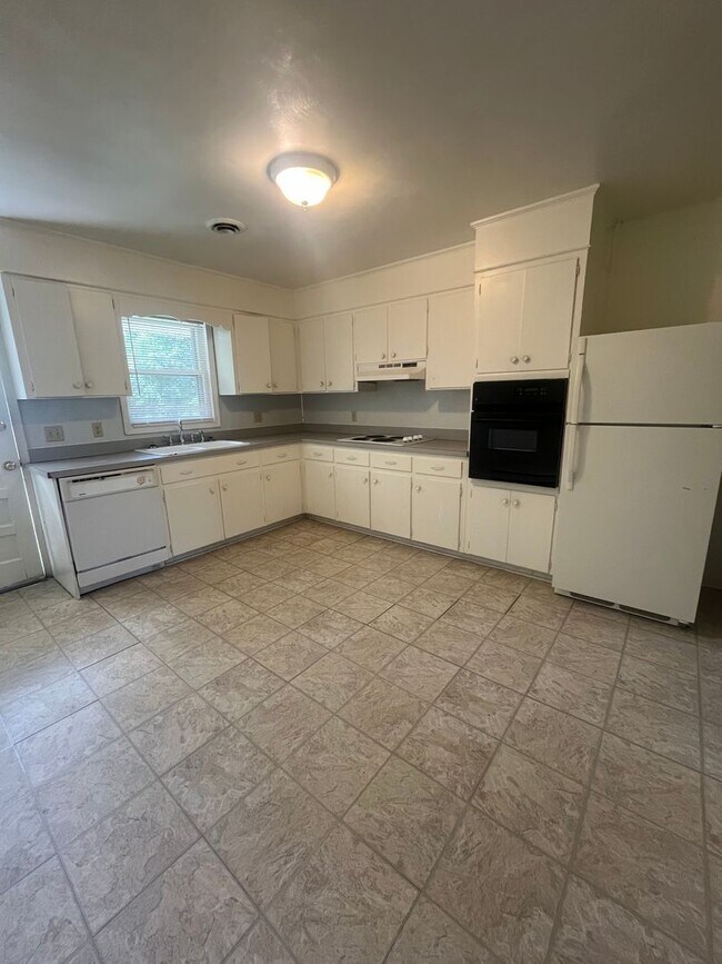 Building Photo - 207 Broce Dr