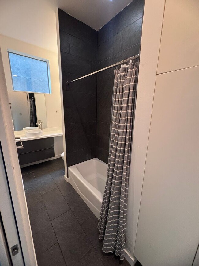 Building Photo - 2 Bedroom 2 Bathroom Home in West Sac