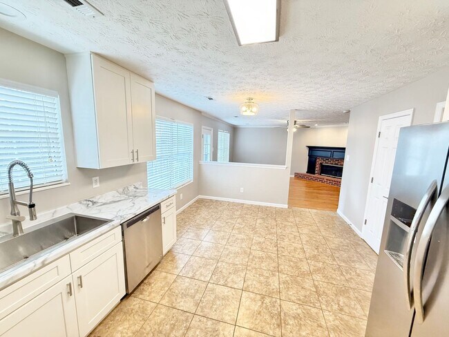 Building Photo - West Knoxville 37932 - 4 bedroom, 2.5 bath home - Contact Tanner Fee (865) 850-5103