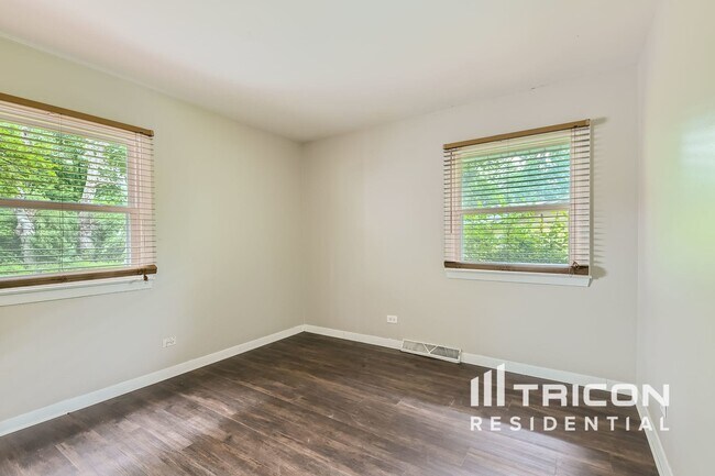 Building Photo - 30477 N Oak Grove Ave