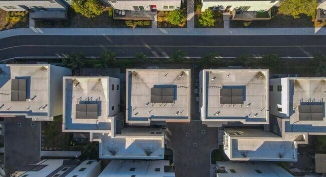 Building Photo - First Month Rent: FREE (with approved lease terms)