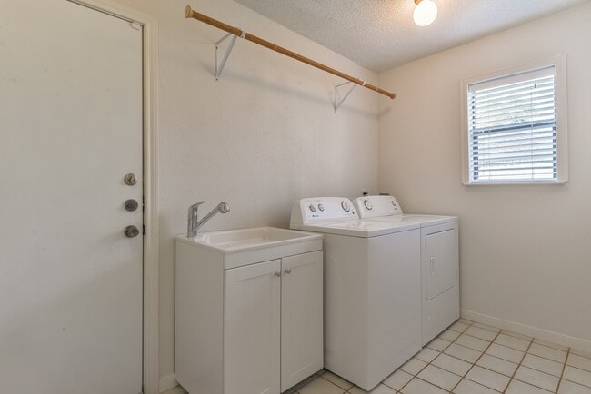 Building Photo - 15175 Diana Ln