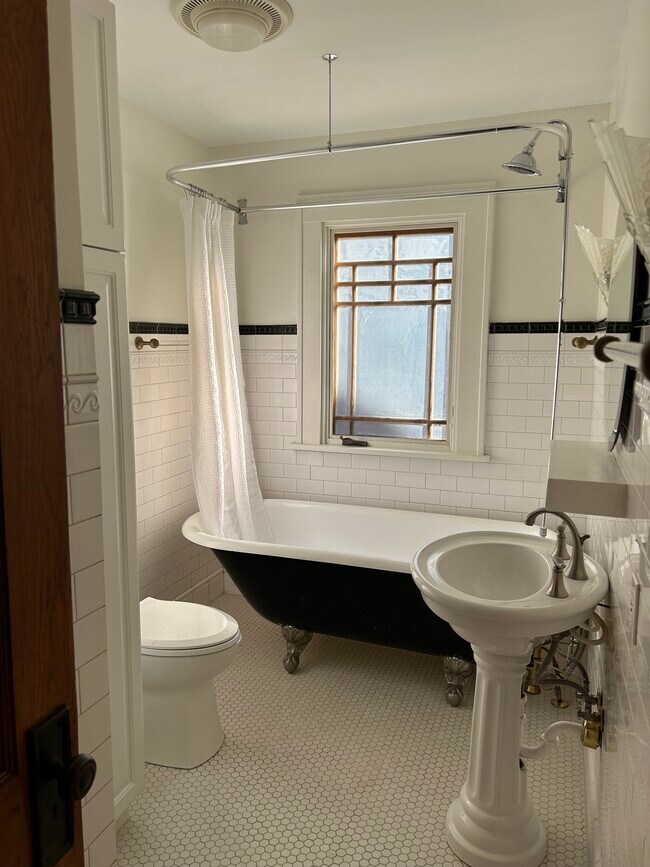 Main Bathroom with Clawfoot Tub - 923 42nd St