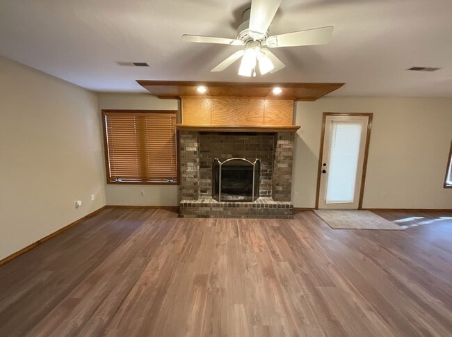 Building Photo - LEASING