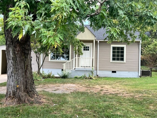 Primary Photo - Cozy 2 Bedroom/ 1 Bath Cottage in West Nas...