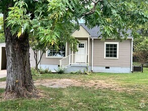 Building Photo - Cozy 2 Bedroom/ 1 Bath Cottage in West Nas...