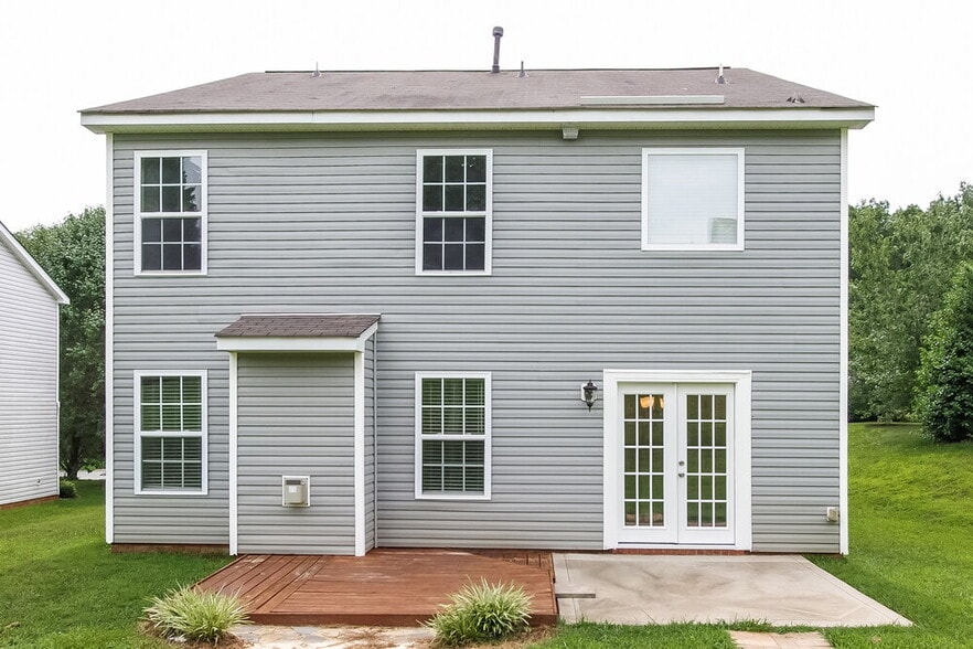 Building Photo - 555 River View Dr