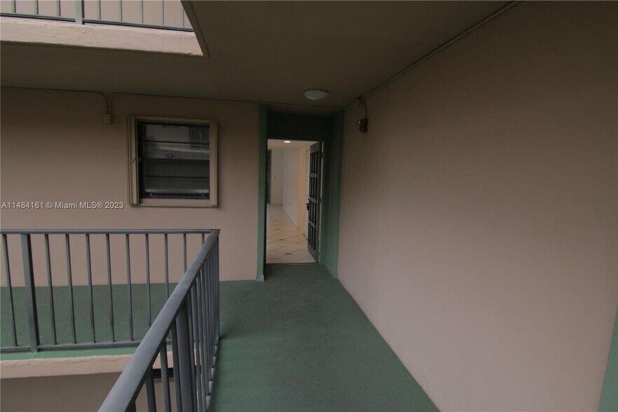 Building Photo - 10525 SW 112th Ave