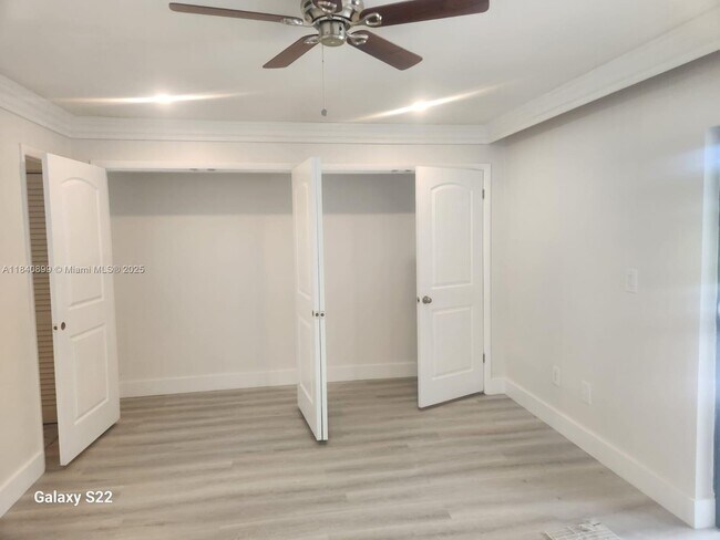 Building Photo - 523 NE 38th St