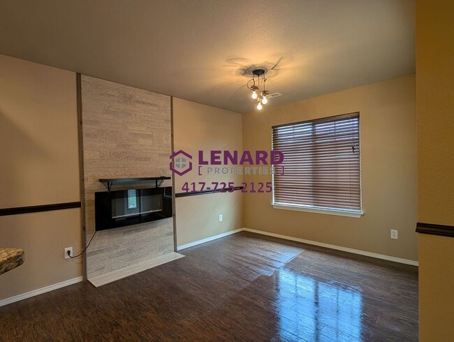 Building Photo - Beautiful 3 Bedroom House with Fenced in Y...