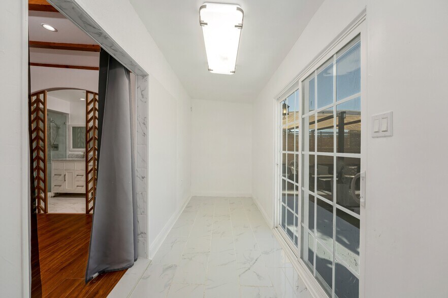 Building Photo - 6059 Vantage Ave