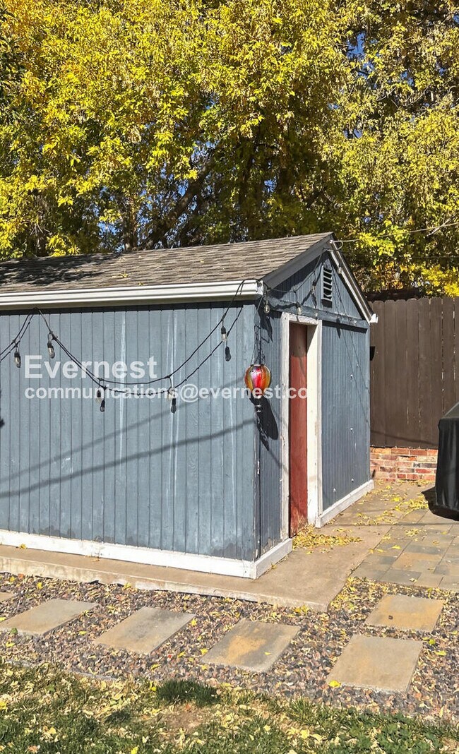 Building Photo - 3 Bed, 1 Bath Home with Fenced Yard / Available 4/1!