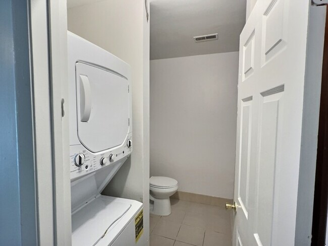 Building Photo - 3081 Huntleigh Dr