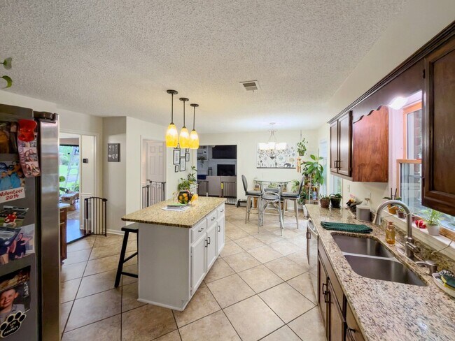 Building Photo - 743 Grovewood Dr