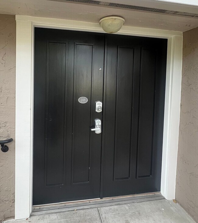 Building Photo - Elegant Remodeled 3BR Condominium in Sharon Heights