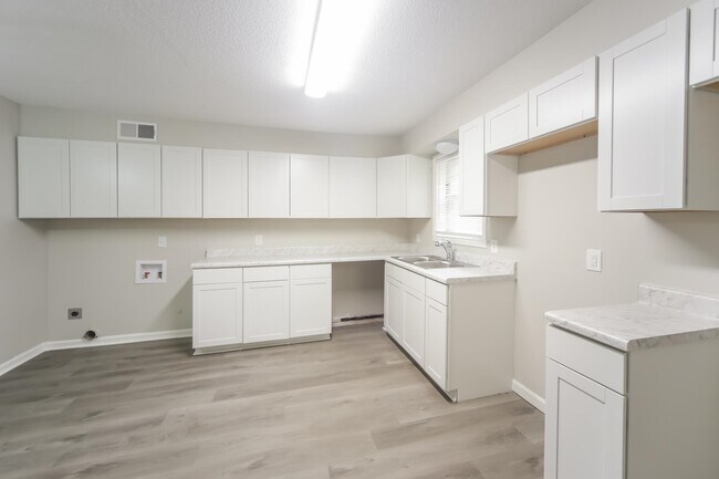 Building Photo - 4547 Almo Ave