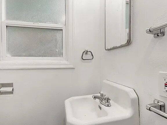 Building Photo - Welcome to this charming 2-bedroom