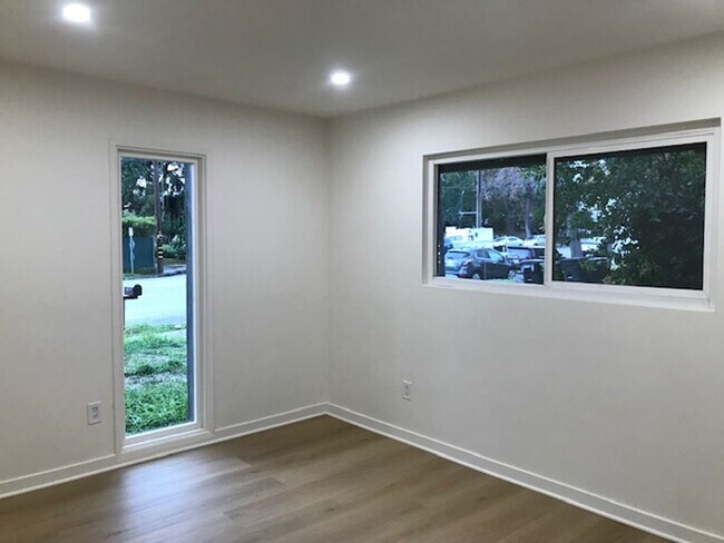 Building Photo - GLENOAKS