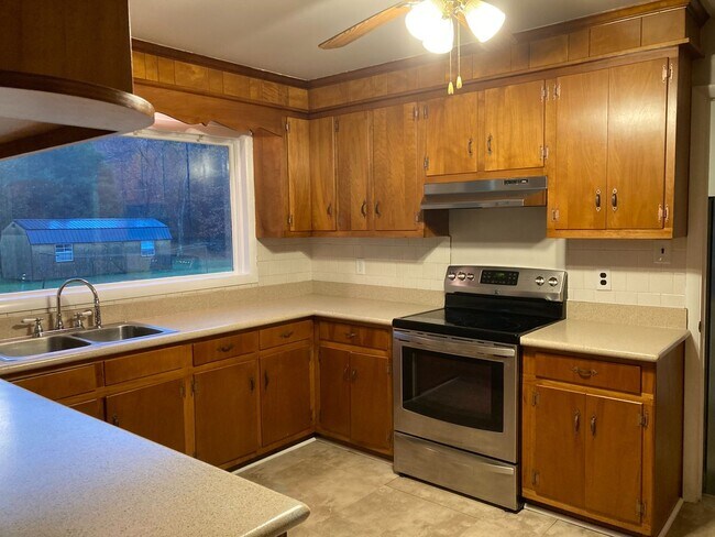 Building Photo - 3940 Senior Ln