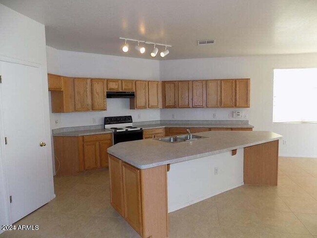 Building Photo - 13609 W San Juan Ave
