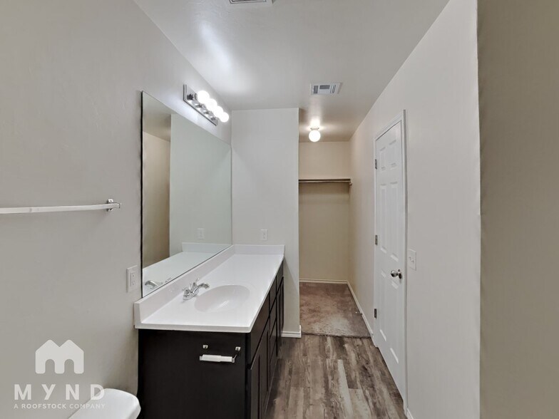 Building Photo - 1004 N Donald Way