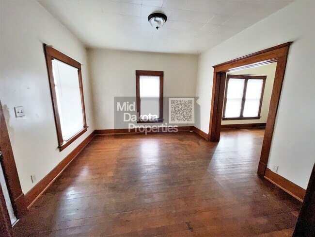 Building Photo - 421 E 7th- 3 bedroom house