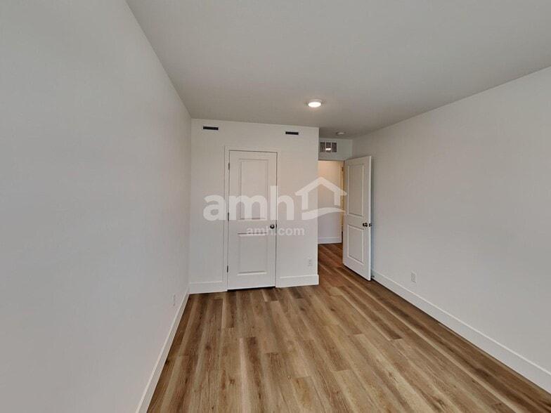 Building Photo - 9118 Fiesta Impatiens Ct