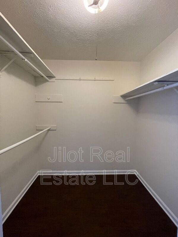 Building Photo - 221 Rustic Ridge Dr NE