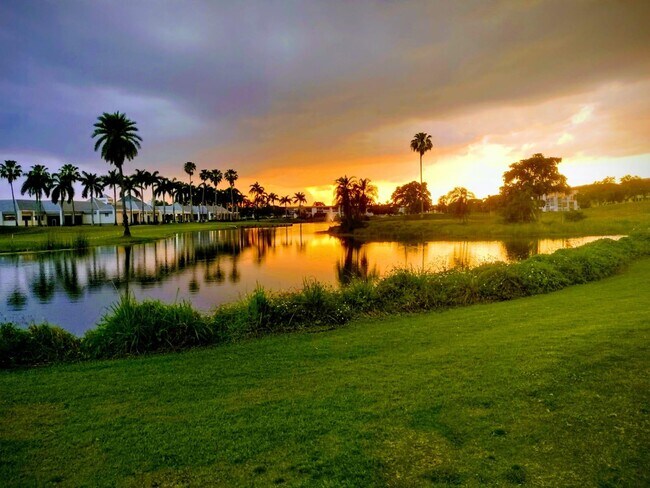 Building Photo - 1904 Bermuda Cir