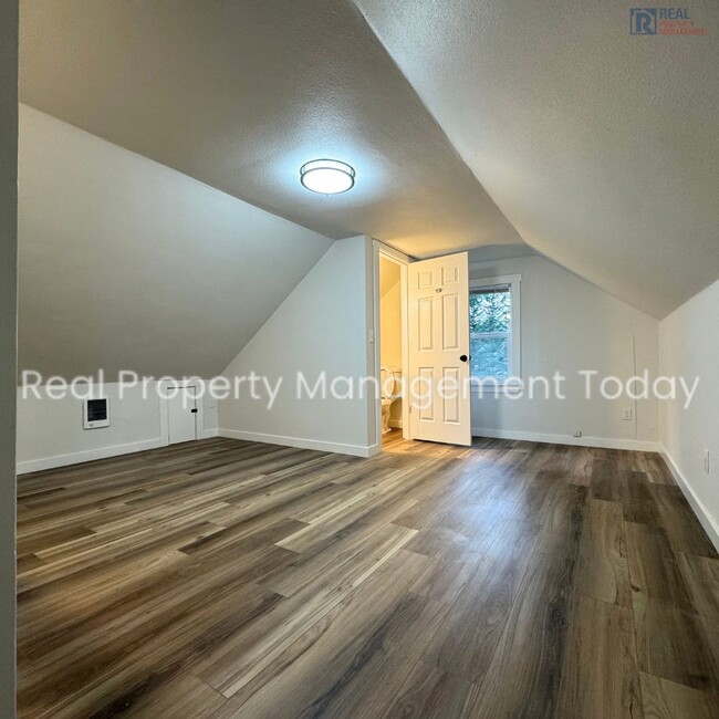 Building Photo - Beautiful remodeled 3 bed 1.5 bath with de...