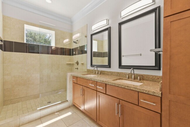 Building Photo - Luxury & Location: Spacious Home Minutes f...
