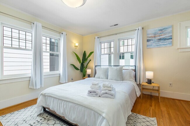 Building Photo - 1005 E Roy St