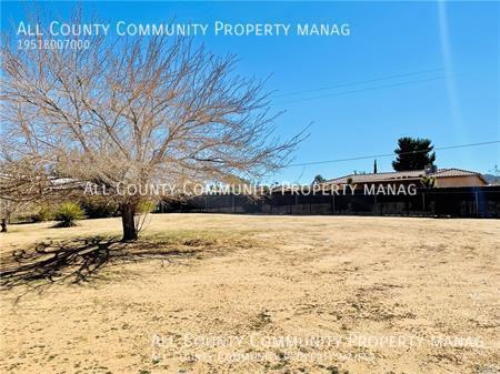 Building Photo - Single Family Home in Yucca Valley!