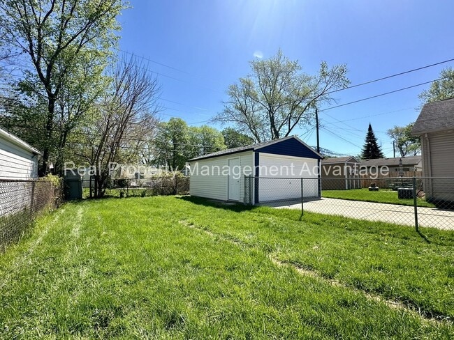 Building Photo - Beautifully Updated 2-Bedroom Home w/ 2-Car Garage Near Martin Road Park!