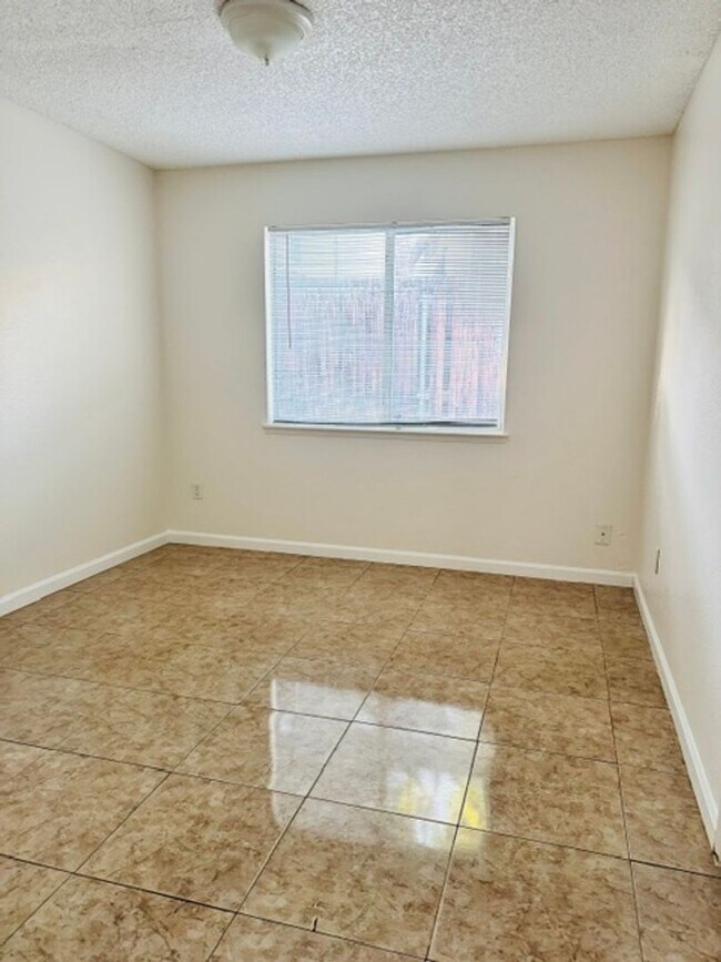 Building Photo - 9004 Pineridge Way