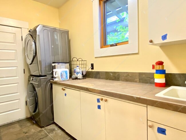 Building Photo - Unfurnished 4BR - 2.5BA NWX Corner Lot Pri...