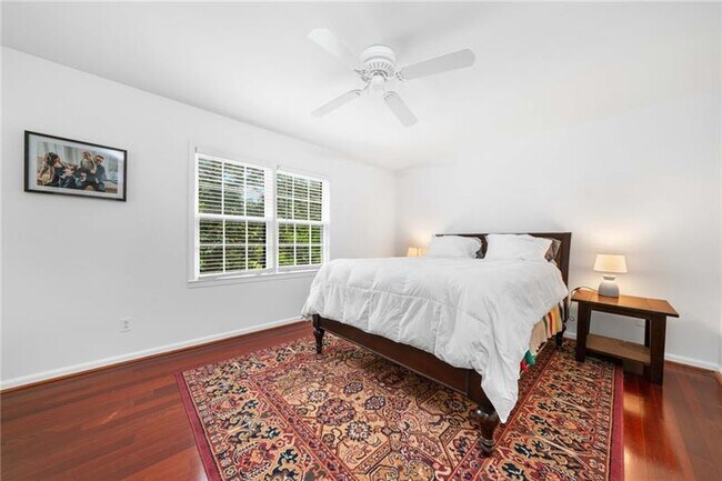 Building Photo - 52 Chaumont Square NW