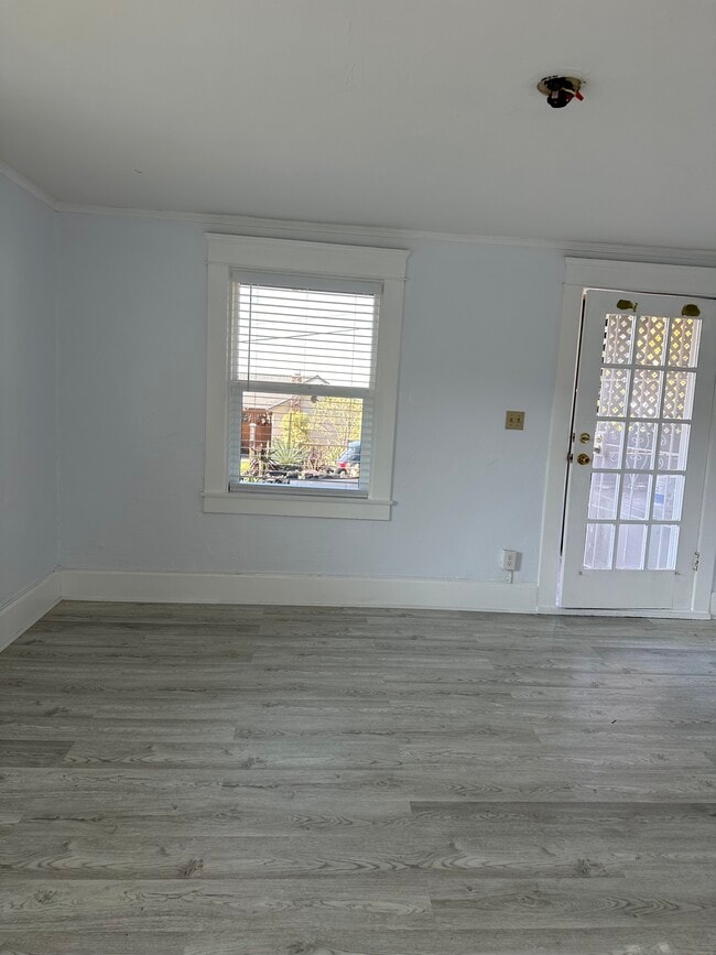 Entry - 1602 Linwood St