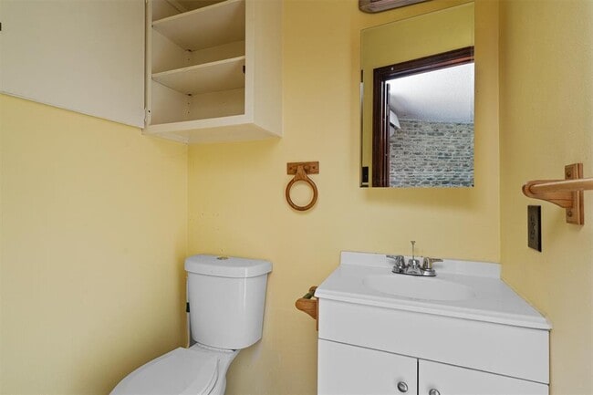 Building Photo - 2106 Allred Dr