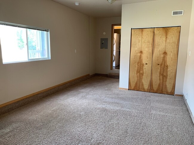 Building Photo - 404 River Ave