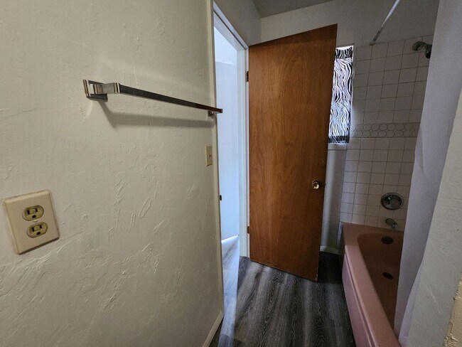 Building Photo - 221 - Steelhead Ave Duplex