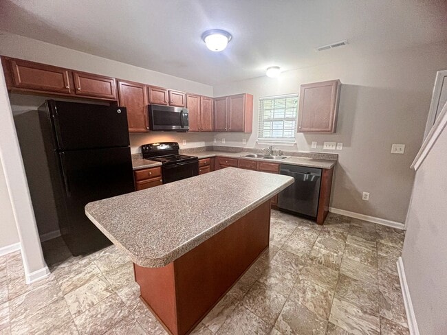 Building Photo - Lovely 2 bedroom 2 1/2 bathroom Townhome in Northeast Greensboro!