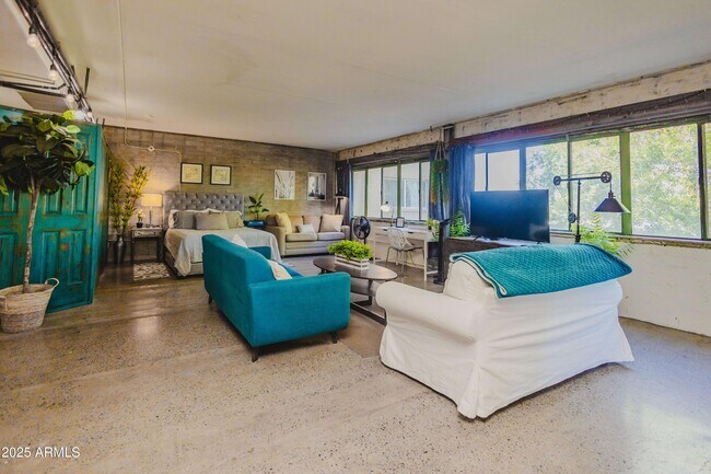 Building Photo - 353 E Thomas Rd