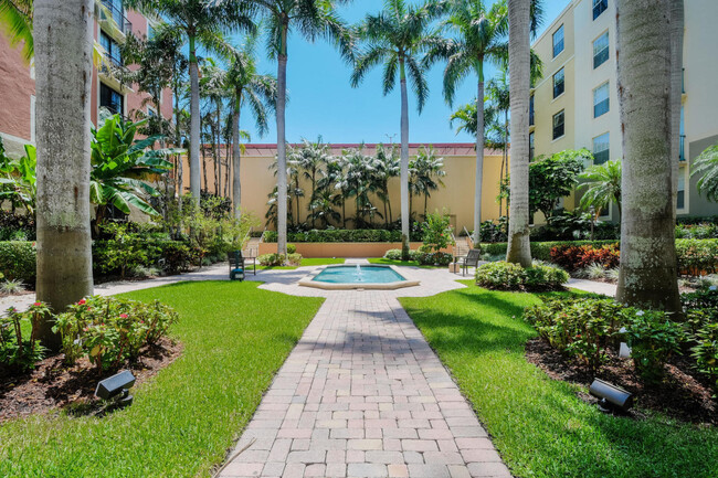 Building Photo - 720 S Sapodilla Ave