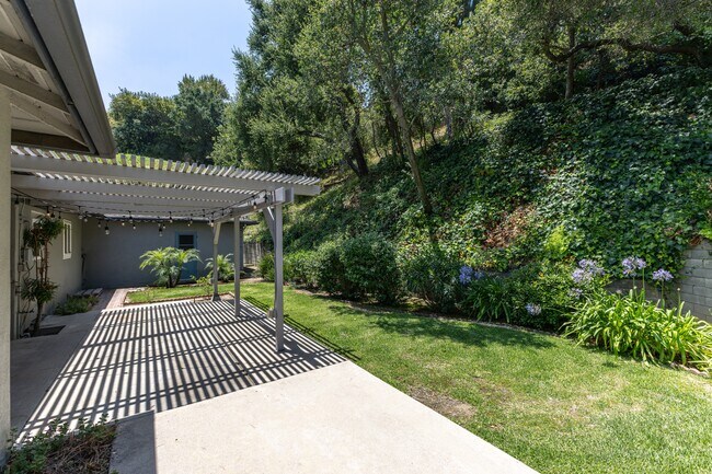 Building Photo - 1290 Clubhouse Dr