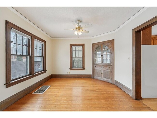 Building Photo - 661 Surrey Ave E